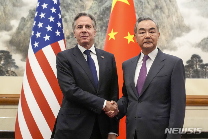 [베이징=AP/뉴시스] 토니 블링컨(왼쪽) 미국 국무장관이 26일 중국 베이징의 댜오위타이 국빈관에서 왕이 중국 외교부장을 만나 악수하고 있다. 2024.04.26.
