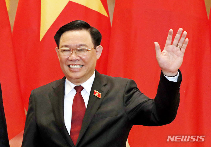 [하노이(베트남)=AP/뉴시스]부엉 딘 후에 베트남 국회의장이 2023년 12월13일 베트남 하노이에서 열린 국회에서 사진 촬영을 위해 포즈를 취하고 있다. 베트남 권력서열 4위인 그는 26일 부패 관련 문제로 국회의장 직에서 사임했다. 2024.04.26.