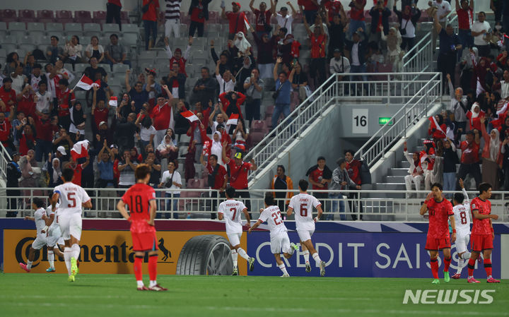 [도하(카타르)=뉴시스] 황준선 기자 = 25일(현지시간) 카타르 도하 압둘라 빈 칼리파 스타디움에서 열린 2024 아시아축구연맹(AFC) U-23 아시안컵 8강전 대한민국과 인도네시아의 경기, 선취골을 넣은 인도네시아 라파엘 스트라윅과 선수들이 기뻐하고 있다. 2024.04.25. hwang@newsis.com