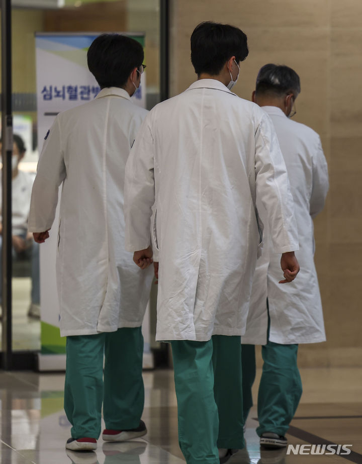 [서울=뉴시스] 정병혁 기자 = 의정갈등이 계속되고 있는 가운데 26일 서울의 한 대학병원에서 의료진들이 이동하고 있다. 2024.04.26. jhope@newsis.com