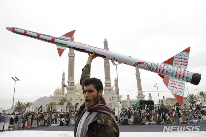 [사나=AP/뉴시스]예멘 수도 사나에서 후티 반군을 지지하는 시위대가 26일(현지시각) 모형 로켓을 들고 구호를 외치고 있다. 2024.4.27.