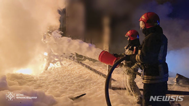 [이바노프란키우스크=AP/뉴시스]우크라이나 국가 응급 서비스가 제공한 사진 속, 27일(현지시각) 우크라이나 이바노프란키우스크 지역에서 서비스 당국이 발생한 화재를 진압하고 있다. 이날 러시아가 이 지역 등에 공격을 가했다. 2024.04.28.