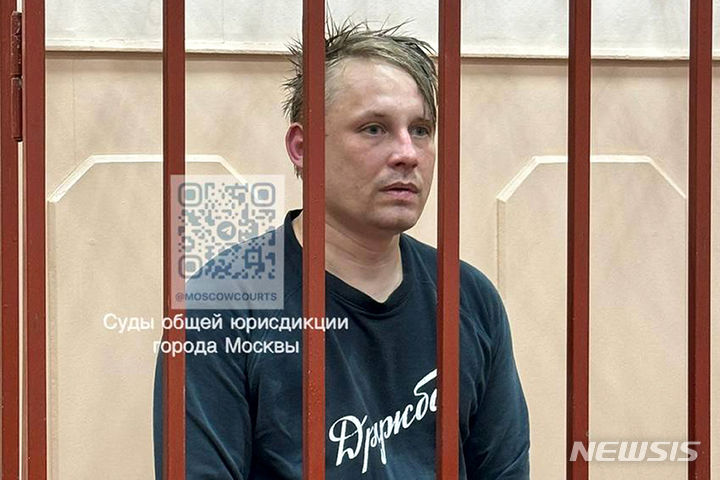 [모스크바=AP/뉴시스] '극단주의' 혐의로 체포된 러시아 언론인 콘스탄틴 가보프가 27일(현지시간) 러시아 모스크바 법정에서 열린 공판에 참석해 있다. 로이터통신, 도이체벨레(DW)와도 일했던 그는 지난 2월 옥중 사망한 알렉세이 나발니의 반부패 재단과 협력한 혐의로 전날 체포됐다. 2024.04.29.