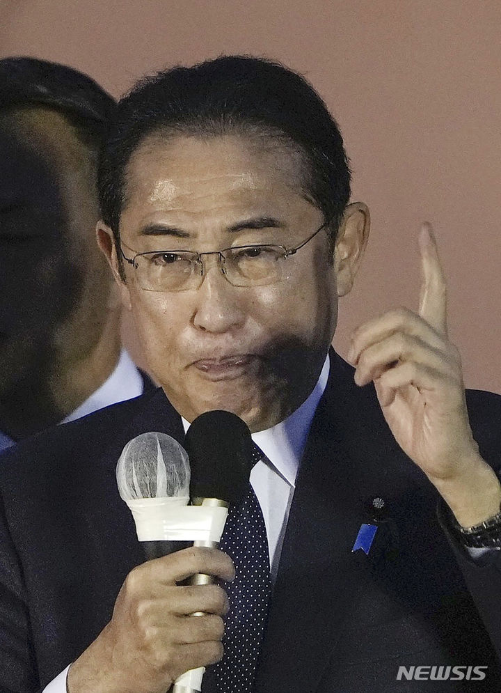 [시마네=AP/뉴시스]지난 27일 기시다 후미오 일본 총리가 시마네현 마쓰에시에서 중의원(하원) 보궐 선거 유세 연설을 하고 있다. 기시다 총리는 집권 자민당 총재다. 2024.04.30.
