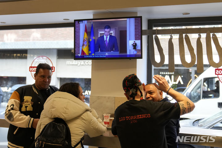 [AP/뉴시스] 스페인의 산체스 총리가 5일간의 숙고를 끝내고 29일 오후6시 텔레비전을 통해 '총리직 유지' 결심을 밝히고 있다 