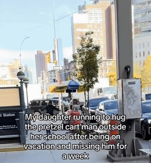 미국 뉴욕의 한 도심에서 어린아이가 노점상 아저씨를 발견하고 달려가 안기는 영상이 공개돼 화제가 됐다(사진= BasicallySoho 틱톡 갈무리) *재판매 및 DB 금지