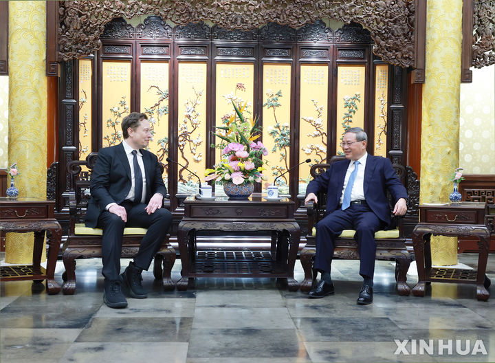 [베이징=신화/뉴시스] 리창(오른쪽) 중국 국무원 총리가 지난 28일 수도 베이징에서 일론 머스크 테슬라 최고경영자(CEO)와 회담하고 있다. 2024.04.29.