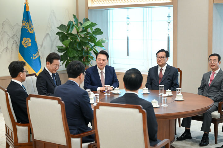 [서울=뉴시스]윤석열 대통령이 29일 서울 용산 대통령실 집무실에서 열린 더불어민주당 이재명 대표와의 영수회담에서 발언하고 있다. (사진=대통령실 제공) 2024.04.29. photo@newsis.com *재판매 및 DB 금지