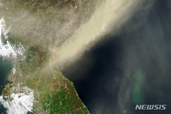 [청주=뉴시스] 연종영 기자 = 오염물질을 잔뜩 품은 구름 덩어리(mass)가 북한 상공을 지나는 장면을 NASA가 아쿠아위성으로 관측한 영상을 30일 공개했다. (사진=고려대기환경연구소 제공) 2024.04.30. jyy@newsis.com 