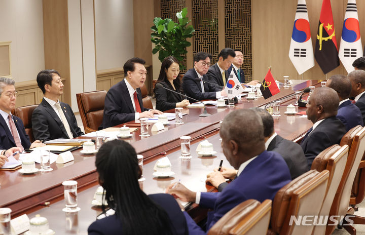 [서울=뉴시스]조수정 기자 = 윤석열 대통령이 30일 서울 용산 대통령실 청사에서 열린 한·앙골라 확대 정상회담에서 발언하고 있다. 2024.04.30. chocrystal@newsis.com