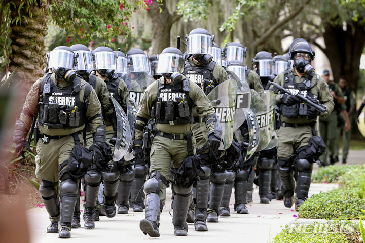 [탬파=AP/뉴시스] 지난달 30일(현지시각) 미 플로리다주 탬파에 있는 사우스플로리다대학 내 MLK 플라자에서 경찰이 친팔레스타인 시위대를 해산하기 위해 진입하고 있다. 2024.05.01.