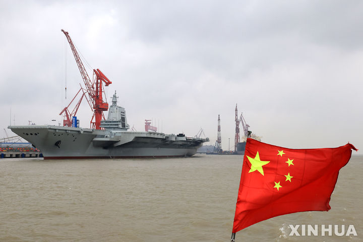 [상하이=신화/뉴시스] 중국의 세번째 항공모함인 푸젠호가 1일 해상시험에 나섰다. 사진은 지난 30일 상하이 장난조선소 부두에 푸젠호가 정박해 있는 모습. 2024.05.01