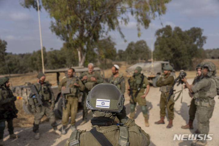 [가자지구=AP/뉴시스] 1일(현지시각) 이스라엘 남부, 가자지구 국경 근처 주둔지에서 이스라엘 군인들이 가자지구 진입을 기다리고 있다. 2024.05.07.