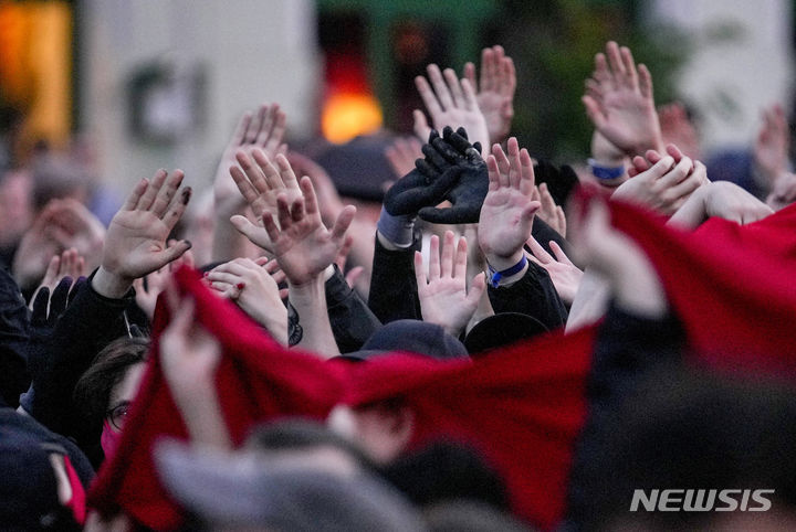 [베를린=AP/뉴시스] 1일(현지시각) 독일 베를린에서 열린 노동절 집회에서 시위대가 손을 흔들고 있다. 2024.05.02.