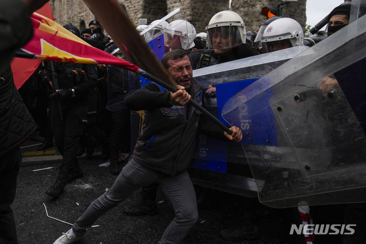 [이스탄불=AP/뉴시스] 1일(현지시각) 튀르키예 이스탄불에서 열린 노동절 집회에서 시위대가 경찰과 충돌하고 있다. 2024.05.02.