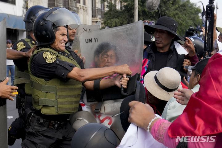 [리마=AP/뉴시스] 국제 노동자의 날(근로자의 날)인 1일(현지시각) 페루 리마에서 대법원으로 행진하던 반정부 시위대가 경찰과 대치하고 있다. 2024.05.02.