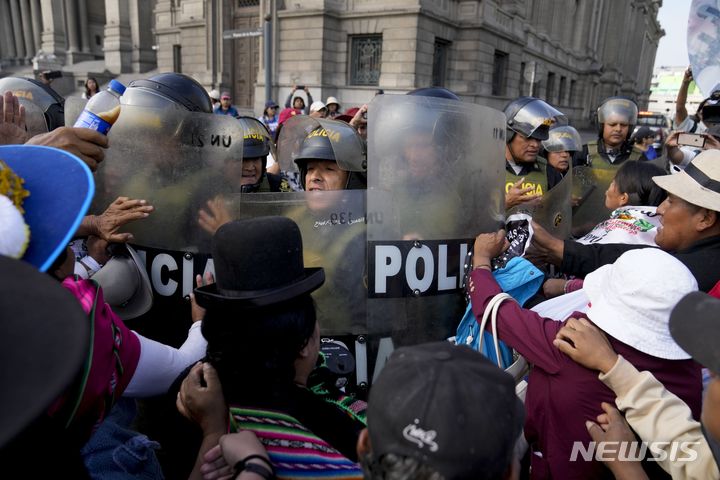 [리마=AP/뉴시스] 1일(현지시각) 페루 리마에서 열린 노동절 집회에서 반정부 시위대가 경찰과 충돌하고 있다. 2024.05.02.