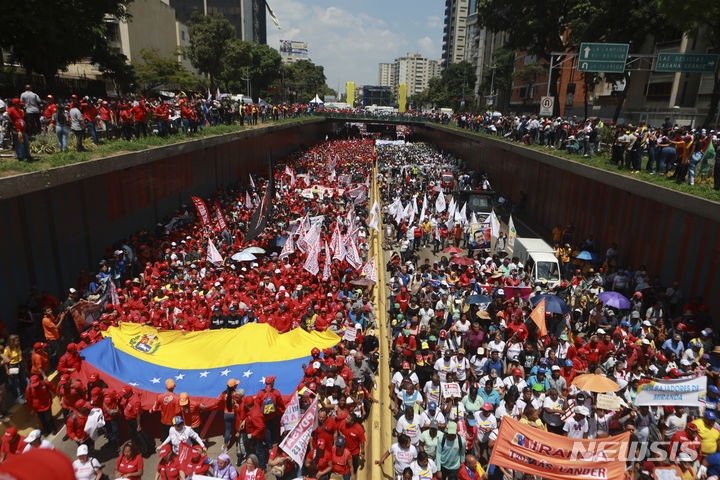[카라카스=AP/뉴시스] 1일(현지시각) 베네수엘라 카라카스에서 열린 노동절 집회에서 정부 지지자들이 행진하고 있다. 2024.05.02.