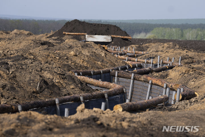 [AP/뉴시스] 지난 4월 중순 사진으로 러시아 국경에서 가까운 우크라 하르키우주 들판에 우크라 군이 새로 수비 진지를 구축해 놓았다