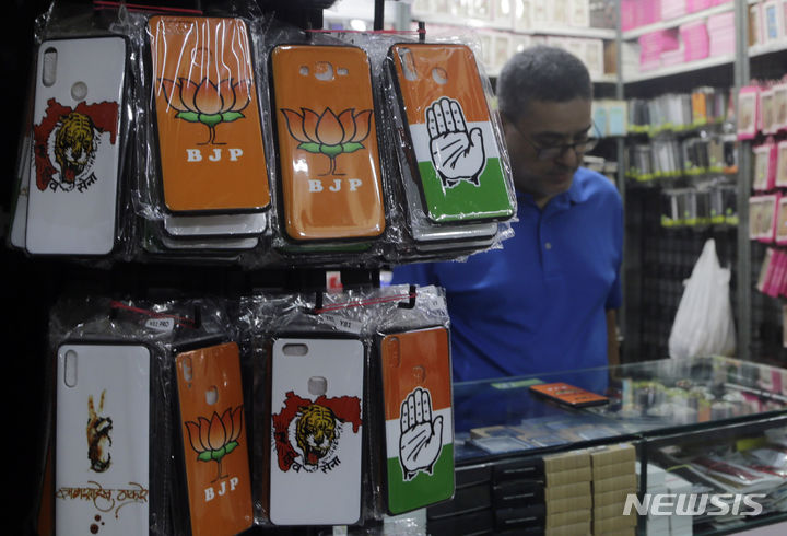 [뭄바이=AP/뉴시스] 4월 9일 인도 남부 뭄바이의 한 소매 상점에서 선거에 총선 후보자를 낸 정당 상징물을 담은 다양한 종류의 휴대전화 커버를 판매하고 있다. 연꽃이 그려진 BJP는 집권 인도인민당이다. 인도에서는 4월 중순부터 6주간에 걸친 총선 투표가 진행중이다. 2024.05.03