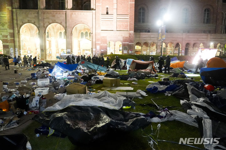 {AP/뉴시스] 경찰 진입 2시간이 지난 2일 새벽 5시 무렵 경찰이 해체한 UCLA 텐트농성장 모습