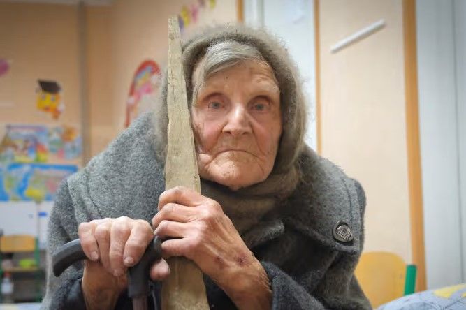 [서울=뉴시스] 우크라이나 동부에 사는 98세 여성이 지팡이에 의지한 채 홀로 10㎞를 걸어 러시아 점령지를 탈출했다고 가디언 등이 지난달 30일(현지시각) 보도했다. 사진은 로미코우스카 할머니. (사진=가디언 갈무리) 2024.05.02. *재판매 및 DB 금지