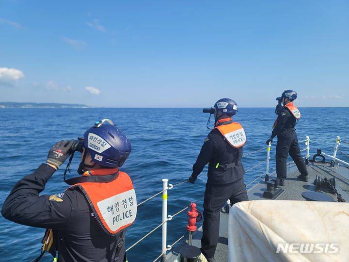해양경찰이 실종된 선원을 찾기 위해 수색 작업을 펼치고 있다.