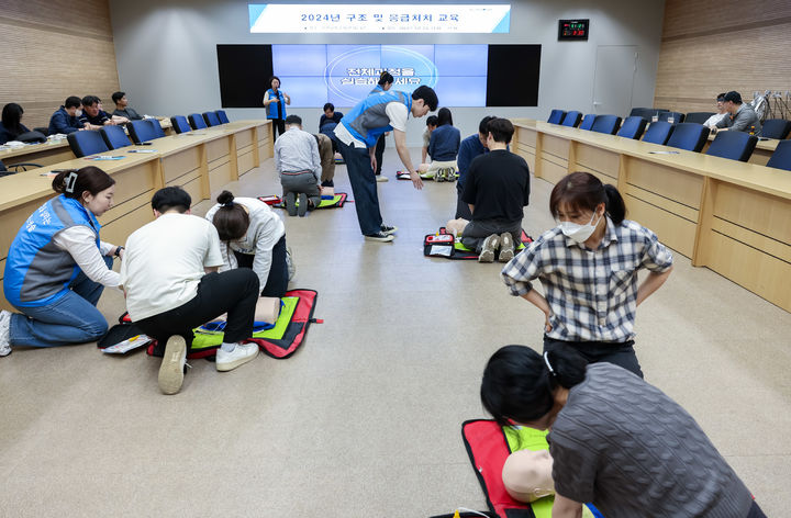 [인천=뉴시스] 인천교통공사 직원들이 구조 및 응급처치 자체 전문강사 양성 교육에 참여하고 있다. (사진=인천교통공사 제공) *재판매 및 DB 금지