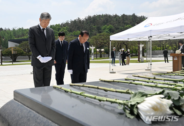 [광주=뉴시스] 박기웅 기자 = 고(故) 노태우 전 대통령의 장남 노재헌 동아시아문화센터장이 2일 오전 국립5·18민주묘지를 찾아 5월 영령에 참배하고 있다. 2024.05.02. photo@newsis.com