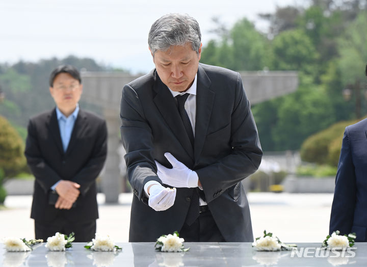 [광주=뉴시스] 박기웅 기자 = 고(故) 노태우 전 대통령의 장남 노재헌 동아시아문화센터장이 2일 오전 국립5·18민주묘지를 찾아 5월 영령에 참배하고 있다. 2024.05.02. photo@newsis.com