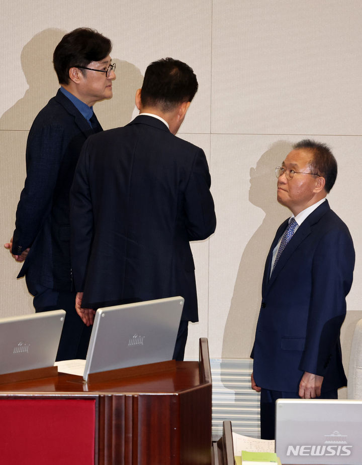 [서울=뉴시스] 조성우 기자 = 김진표(가운데) 국회의장이 2일 오후 서울 여의도 국회에서 열린 제414회 국회(임시회) 제1차 본회의에서 윤재옥(오른쪽) 국민의힘 원내대표 겸 당대표 권한대행과 홍익표 더불어민주당 원내대표를 의장석으로 불러 대화하고 있다. 2024.05.02. xconfind@newsis.com