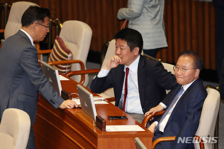 [서울=뉴시스] 조성우 기자 = 윤재옥(오른쪽) 국민의힘 원내대표 겸 당대표 권한대행이 지난 2일 오후 서울 여의도 국회에서 열린 제414회 국회(임시회) 제1차 본회의에에서 이양수(왼쪽) 원내수석부대표, 유의동 의원과 대화하고 있다. 2024.05.02. xconfind@newsis.com