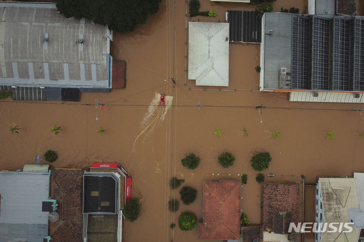 [리우그란데두술=AP/뉴시스] 폭우가 내린 2일(현지시각) 브라질 남부 리우그란데두술 상 세바스티아오 도 카이 거리가 침수돼 있다. 2024.05.07.