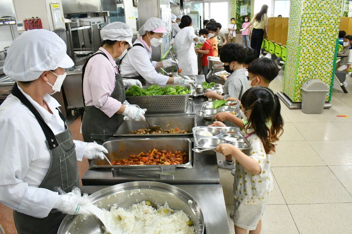 [안동=뉴시스] 학교급식 장면. (사진=경북교육청 제공) 2024.05.03 *재판매 및 DB 금지