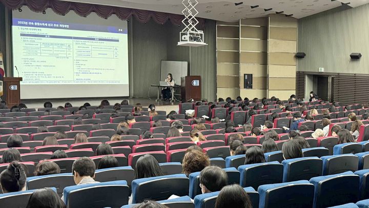 2일 부산상공회의소에서 열린 더존비즈온의 ‘2023년 귀속 종합소득세 신고 오프라인 교육’에서 참석자들이 인공지능(AI) 비서 ‘ONE AI’를 활용한 세무 업무 혁신에 관한 설명을 청취하고 있다(사진=더존비즈온 제공) *재판매 및 DB 금지