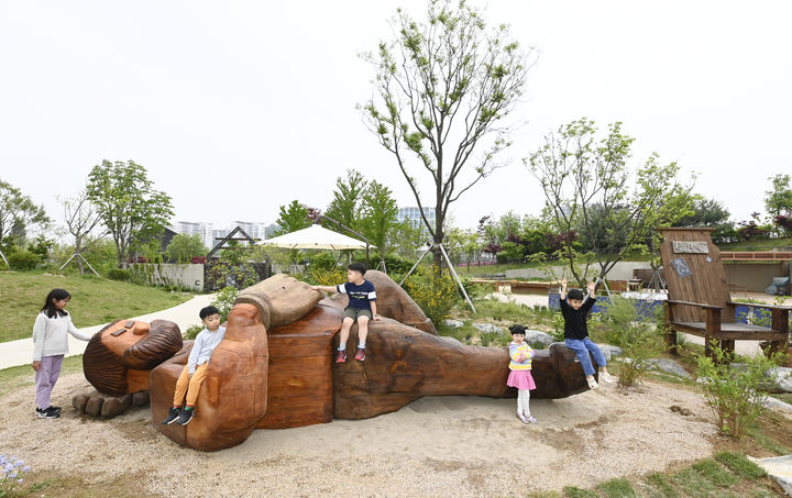 [서울=뉴시스] 한국공항공사는 어린이날(5일)을 앞두고 4일 서울식물원에서 ‘KAC 열린 놀이공간-거인의 정원’ 시즌2를 개장한다고 밝혔다. 사진은 서울식물원 거인의 정원에서 어린이들이 놀이를 하는 모습. 2024.05.03. (사진=한국공항공사 제공) photo@newsis.com *재판매 및 DB 금지