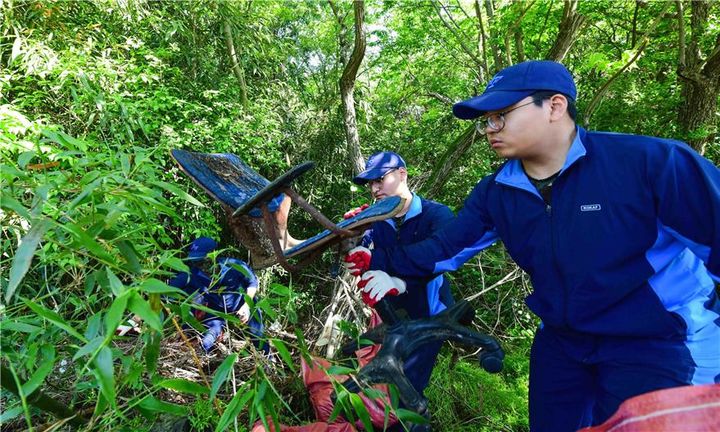 [광주=뉴시스] 제1전투비행단은 3일 광주 광산구 비행단 인근 마을을 찾아 쓰레기 줍기와 제초 작업 등 환경정화 대민봉사를 실시했다. (사진 = 제1전투비행단 제공) 2024.05.03. photo@newsis.com *재판매 및 DB 금지