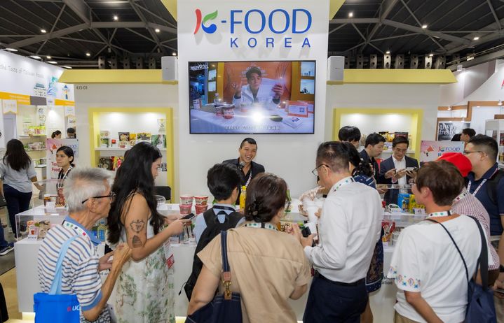 [세종=뉴시스]농림축산식품부와 한국농수산식품유통공사(aT)는 23일부터 26일까지 싱가포르에서 열린 '2024년 싱가포르 국제식품박람회(FHA Food & Beverage)'에 한국관으로 참가했다. 사진은 통합한국관에서 MC 초청 시식행사 장면. (사진=aT 제공) *재판매 및 DB 금지
