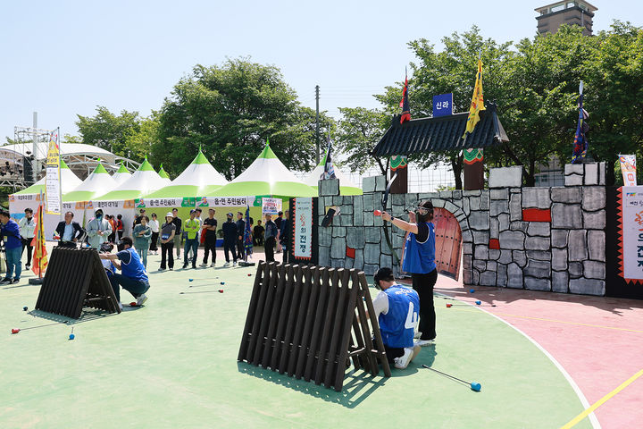 '예천활축제'가 개막된 경북 예천군 한천체육공원 행사장에서 '활공성전-활의 전쟁'이 펼쳐지고 있다. (사진=예천군 제공) *재판매 및 DB 금지