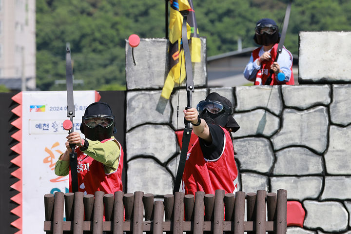 '예천활축제'가 개막된 경북 예천군 한천체육공원 행사장에서 '활공성전-활의 전쟁'이 펼쳐지고 있다. (사진=예천군 제공) *재판매 및 DB 금지