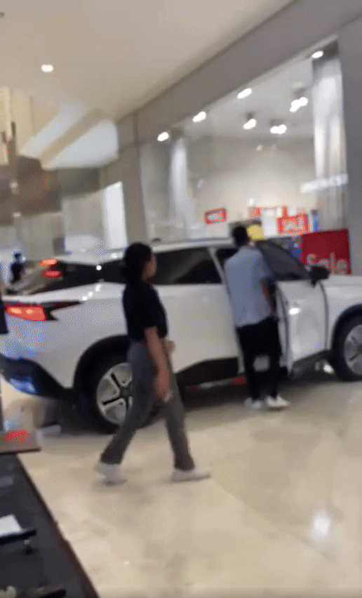 [서울=뉴시스]인도네시아 자카르타의 한 쇼핑몰에서 전시돼 있던 차에 아이가 올라탔다가 벽에 부딪히는 사고가 발생했다(사진= Malaysia News Eyes 페이스북 갈무리) *재판매 및 DB 금지