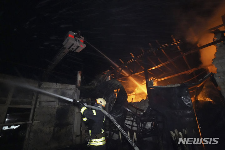 [AP/뉴시스] 4일 우크라 동북부 하르키우시에서 러시아 포격으로 인한 불을 소방대가 끄고 있다