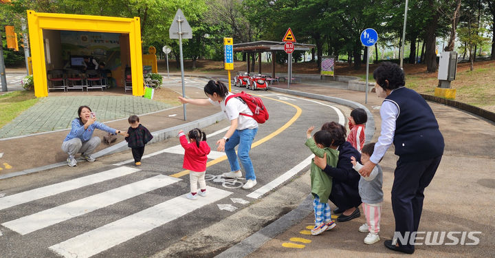 [과천=뉴시스] '어린이 교통안전교실' 운영 현장. (사진=과천시 제공).