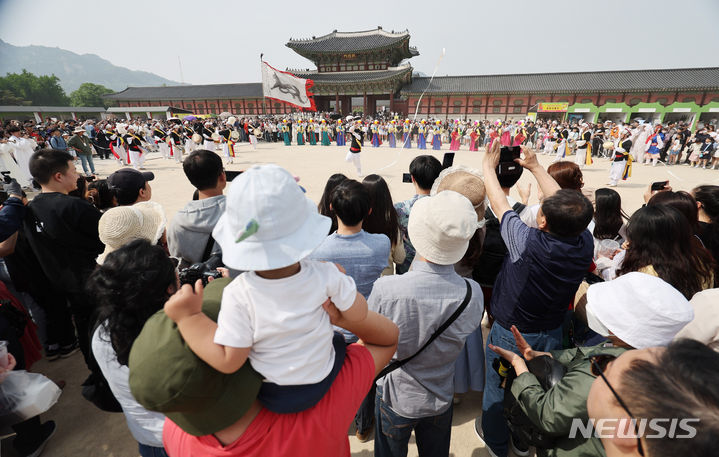 [서울=뉴시스] 김진아 기자 = 어린이날 연휴가 시작된 4일 오후 서울 종로구 경복궁을 찾은 어린이와 가족들이 궁중문화축전 길놀이 공연을 보며 즐거운 시간을 보내고 있다. 2024.05.04. bluesoda@newsis.com