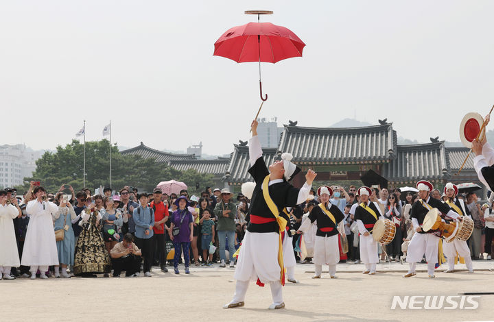 [서울=뉴시스] 김진아 기자 = 어린이날 연휴가 시작된 4일 오후 서울 종로구 경복궁을 찾은 어린이와 가족들이 궁중문화축전 길놀이 공연을 보며 즐거운 시간을 보내고 있다. 2024.05.04. bluesoda@newsis.com