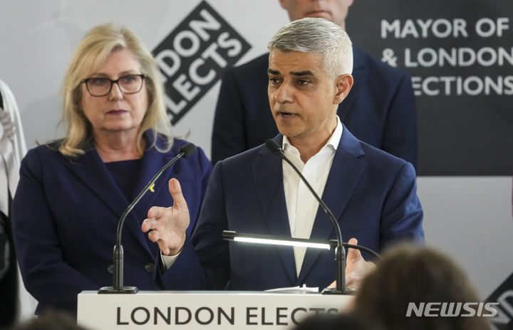 [런던=AP/뉴시스] 사디크 칸(오른쪽) 영국 런던시장이 4일(현지시각) 시장선거에서 첫 3선 런던시장에 등극한 뒤 런던시청에서 연설하고 있다. 2024.05.05.
