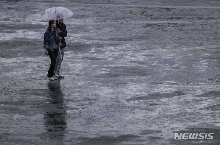 [서울=뉴시스] 정병혁 기자 = 어린이날인 5일 서울 용산구 전쟁기념관을 찾은 시민들이 우산을 쓴 채 빗 속을 걸어가고 있다. 2024.05.05. jhope@newsis.com