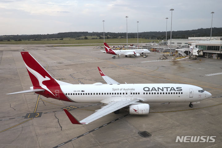 [멜버른(호주)=AP/뉴시스]2023년 12월12일 호주 멜버른의 멜버른 툴라마린 공항에 콴타스 항공기들이 멈춰 서 있다. 호주 콴타스 항공이 취소된 항공편 수천편에 대한 항공권 판매에 대한 벌금과 배상금으로 1억2000만 호주달러(약 1081억원)를 지불하기로 합의했다고 호주 소비자 감시단체와 콴타스 항공이 6일 밝혔다. 2024.05.06