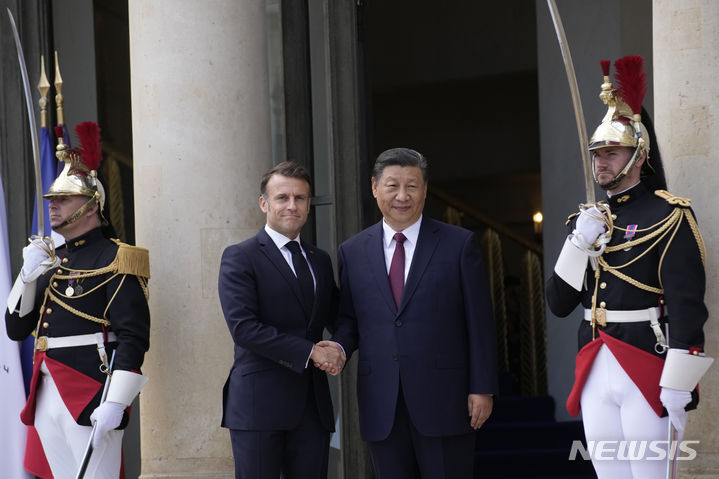 [파리=AP/뉴시스]에마뉘엘 마크롱 프랑스 대통령과 시진핑 중국 국가주석이 6일(현지시각) 파리 엘리제궁에서 정상회담에 앞서 악수하고 있다. 2024.05.07.
