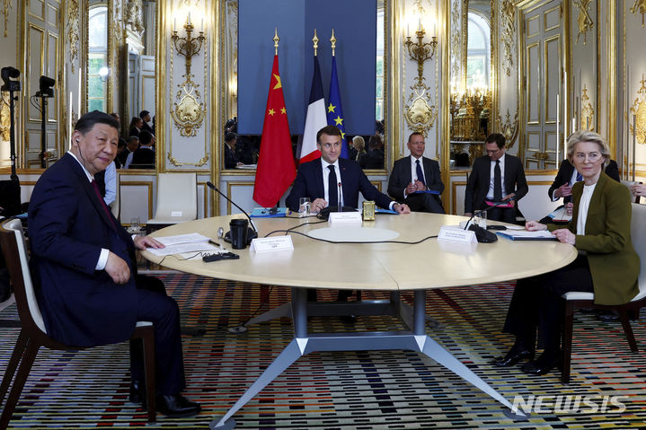 [AP/뉴시스] 6일 파리에 도착해 프랑스 국빈방문을 시작한 중국의 시진핑 주석(왼쪽)이 엘리제궁에서 에마뉘엘 마크롱 프랑스 대통령(가운데)과 우르줄라 폰데어라이엔 EU집행위원장과 나란히 앉아 공개 서두 발언 전 사진포즈를 취하고 있다
